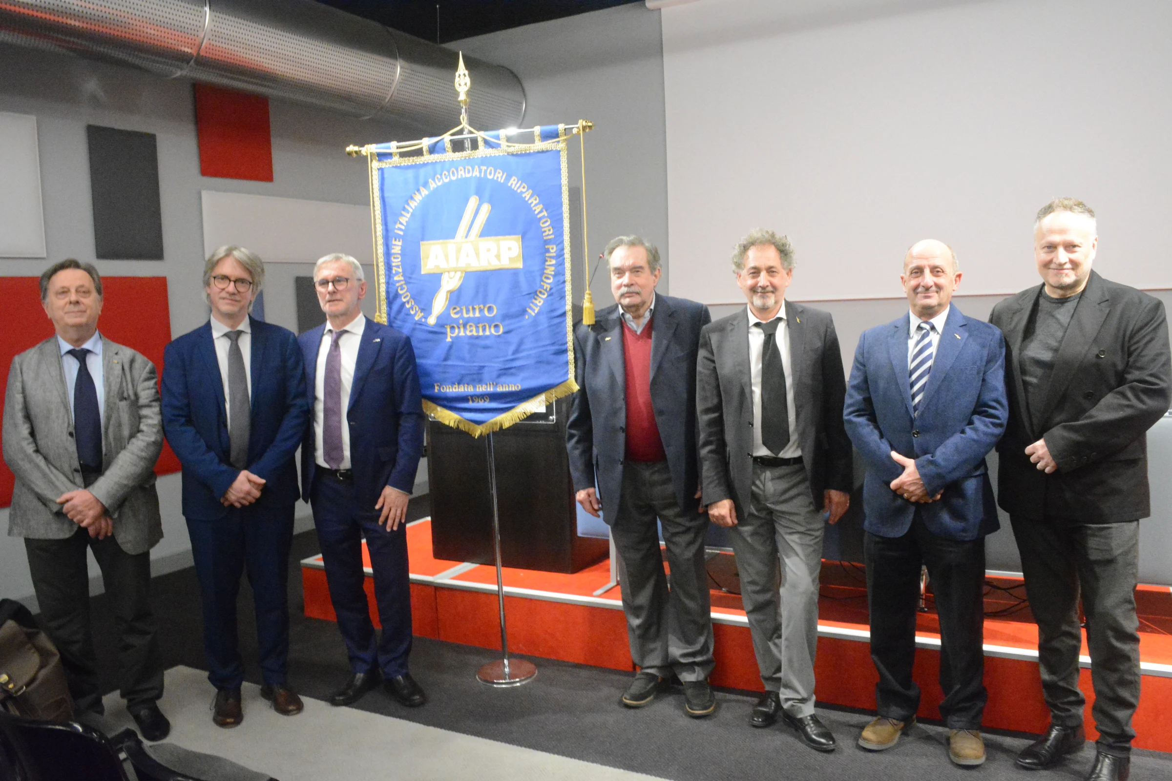 Il Consiglio direttivo AIARP davanti allo stendardo durante l’Assemblea del 1° dicembre 2024